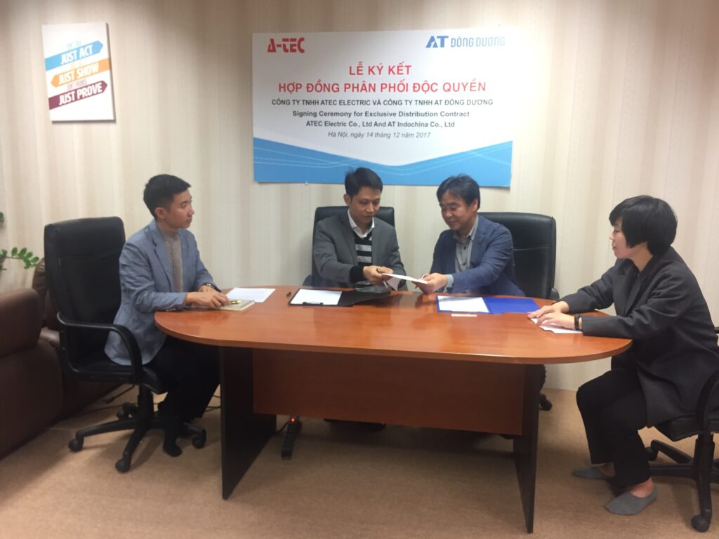 Hai bên thực hiện ký kết hợp đồng phân phối độc quyền