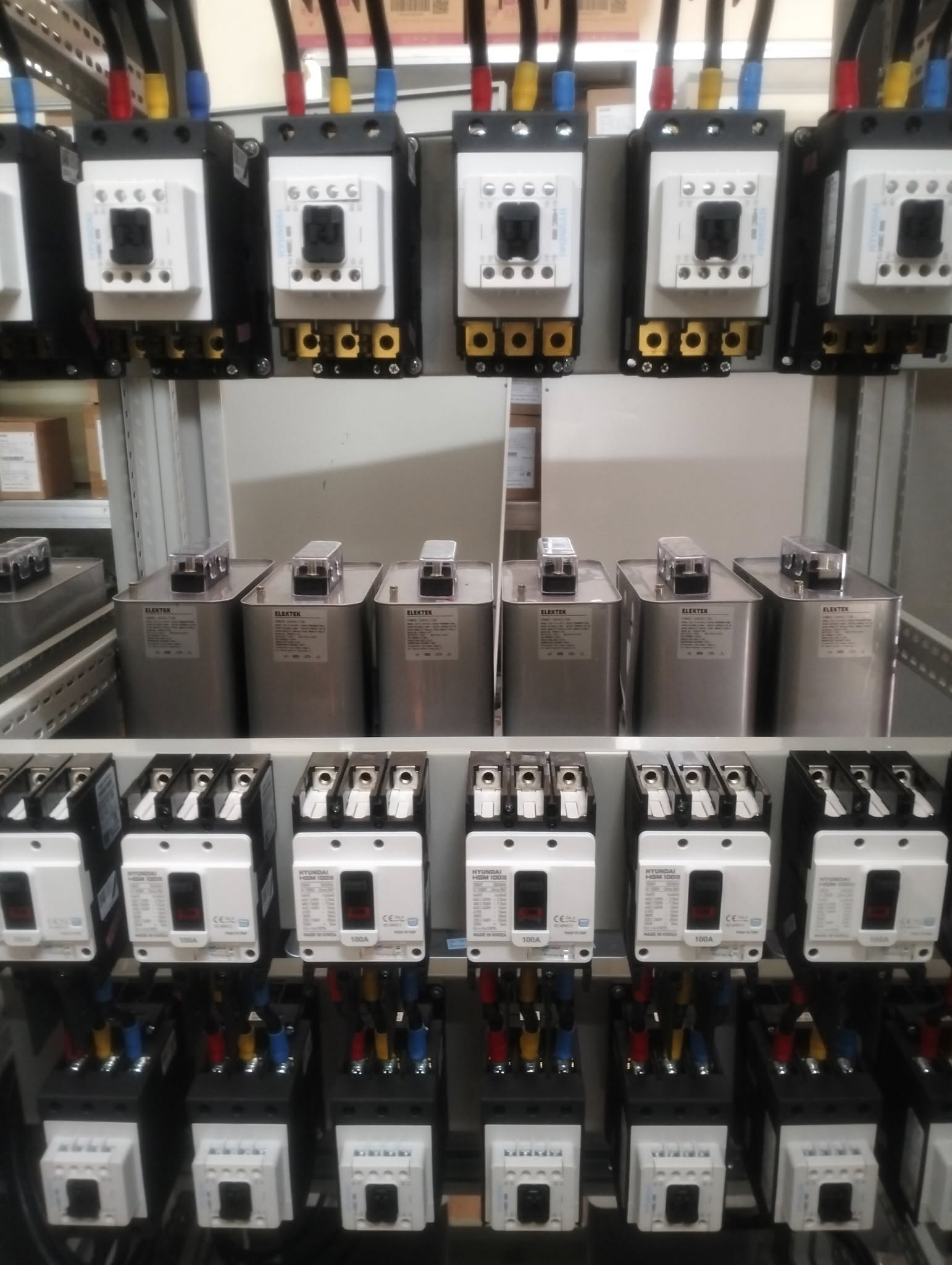 Thiết bị điện tử công nghiệp được sử dụng trong nhà máy