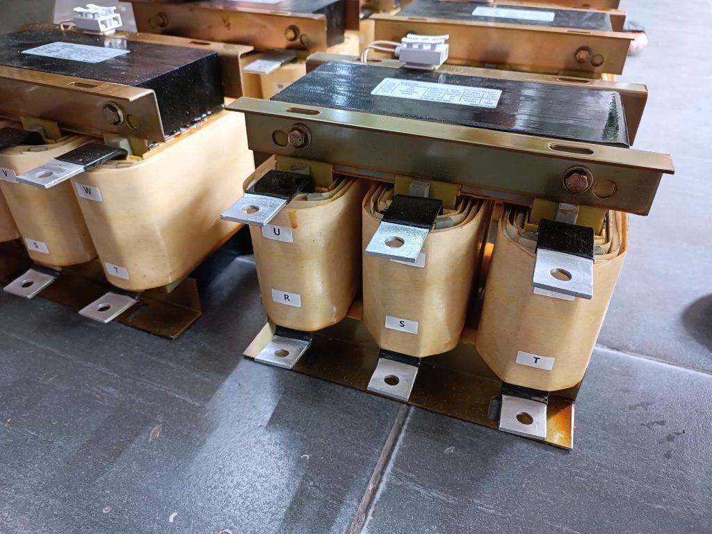 Cuộn kháng 3 pha Elektek giúp bảo vệ tụ bù